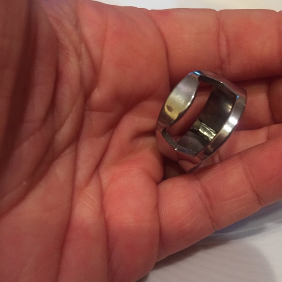 🍺 Awesome Metallic Unisex bottle opening ring! - Picture 5 of 7